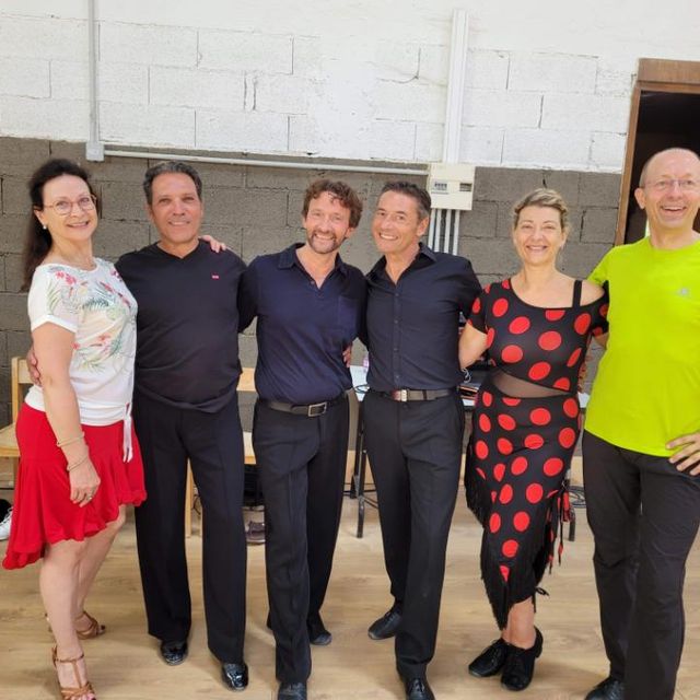 équipe de danseurs en tenue de danse