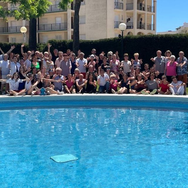 toute l'équipe de danseurs près de la piscine